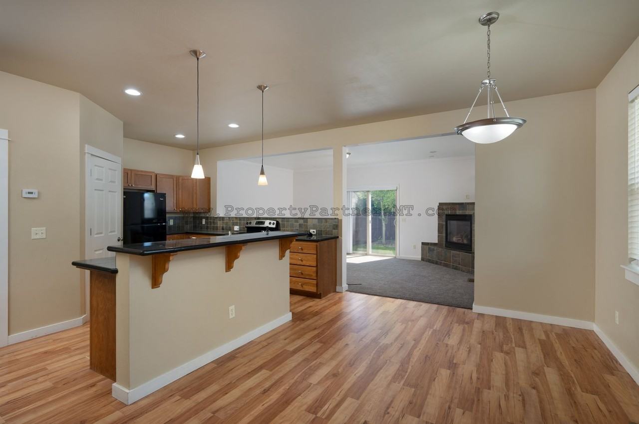 712 Forestglen Dr - Photo 3 of 21