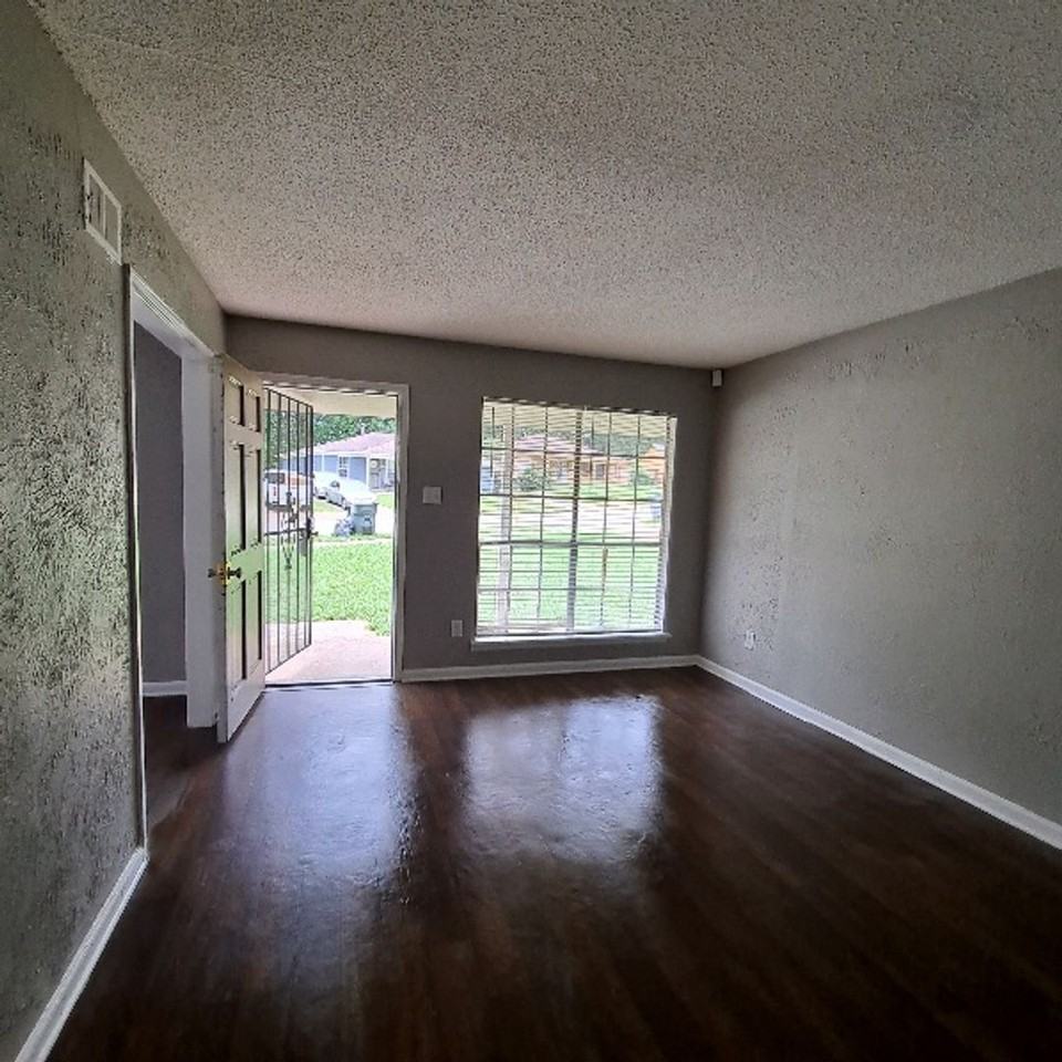 2910 Elbert Dr - Photo 2 of 9