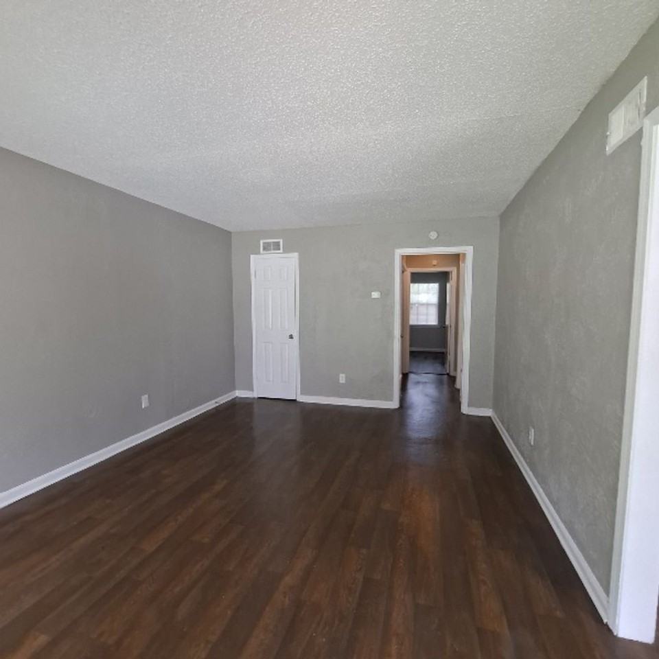 2910 Elbert Dr - Photo 3 of 9