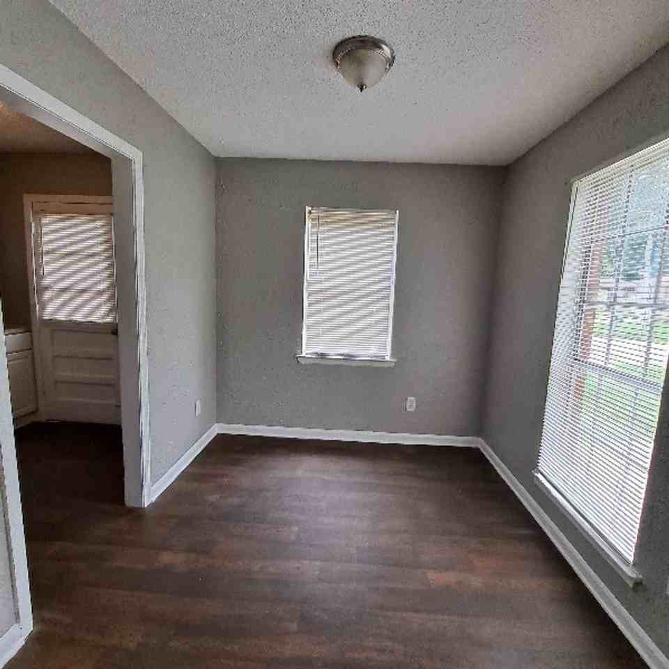 2910 Elbert Dr - Photo 4 of 9