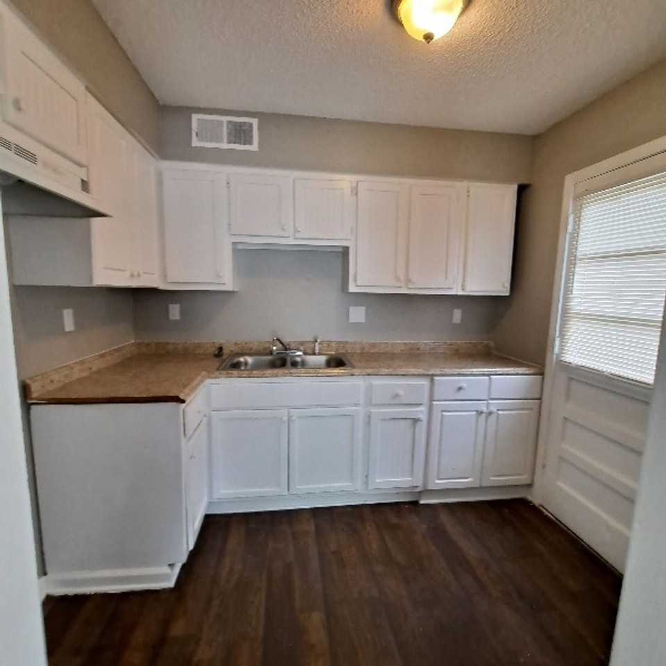 2910 Elbert Dr - Photo 5 of 9