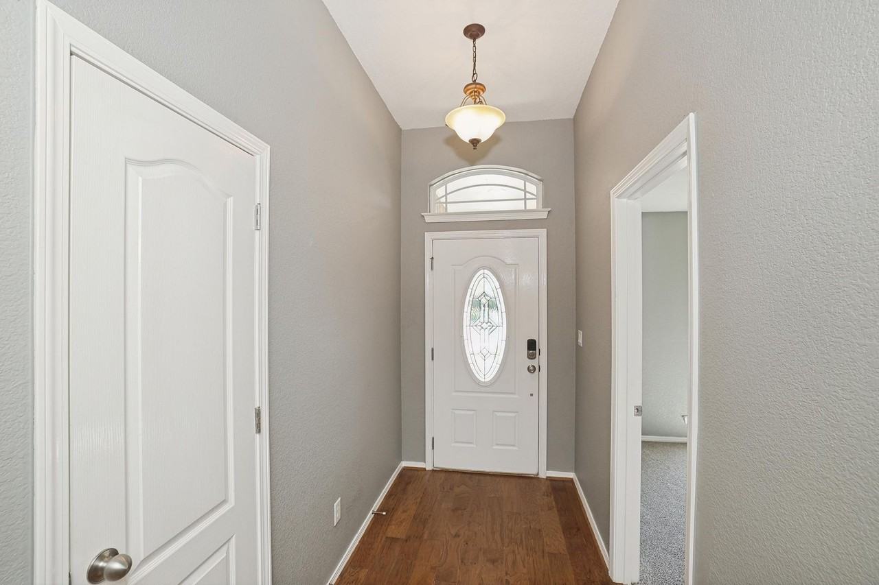1418 Sw 61st Ave - Photo 2 of 36