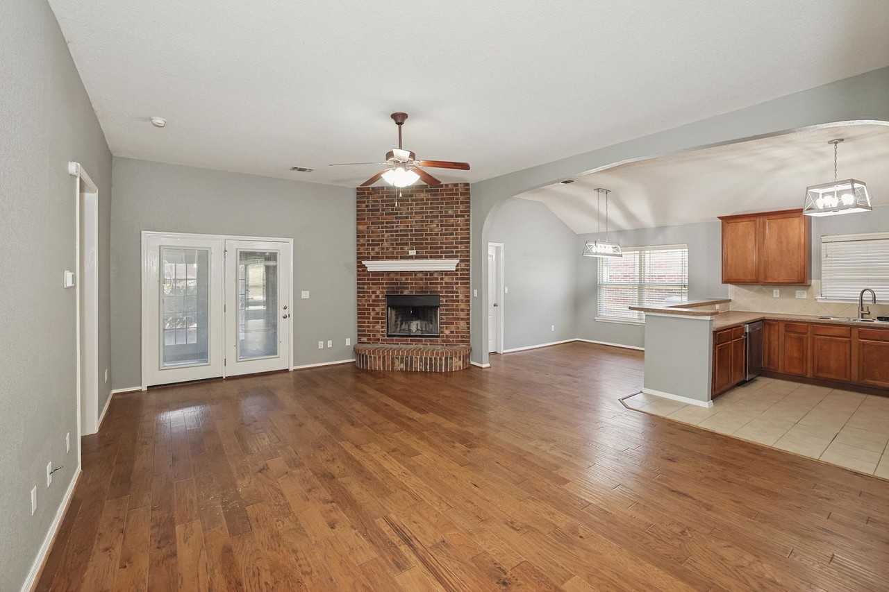 1418 Sw 61st Ave - Photo 3 of 36