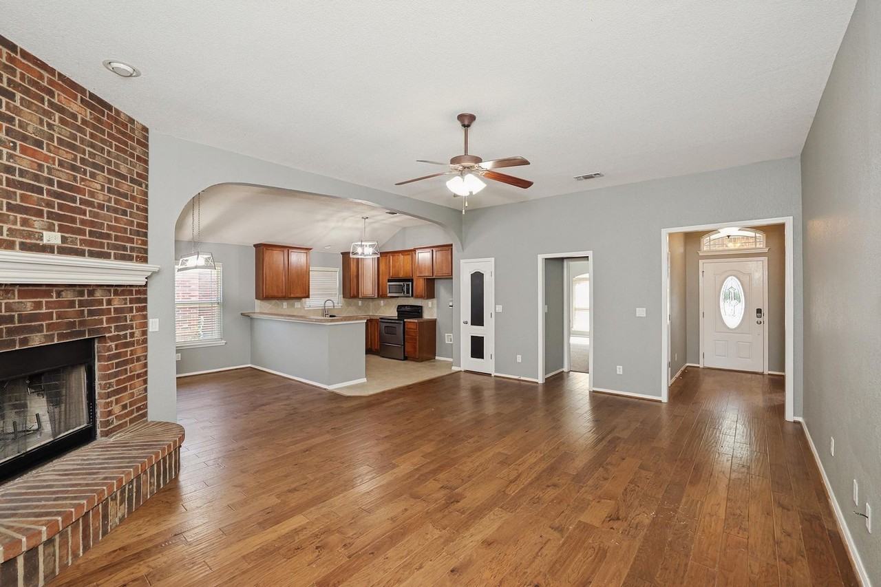 1418 Sw 61st Ave - Photo 5 of 36