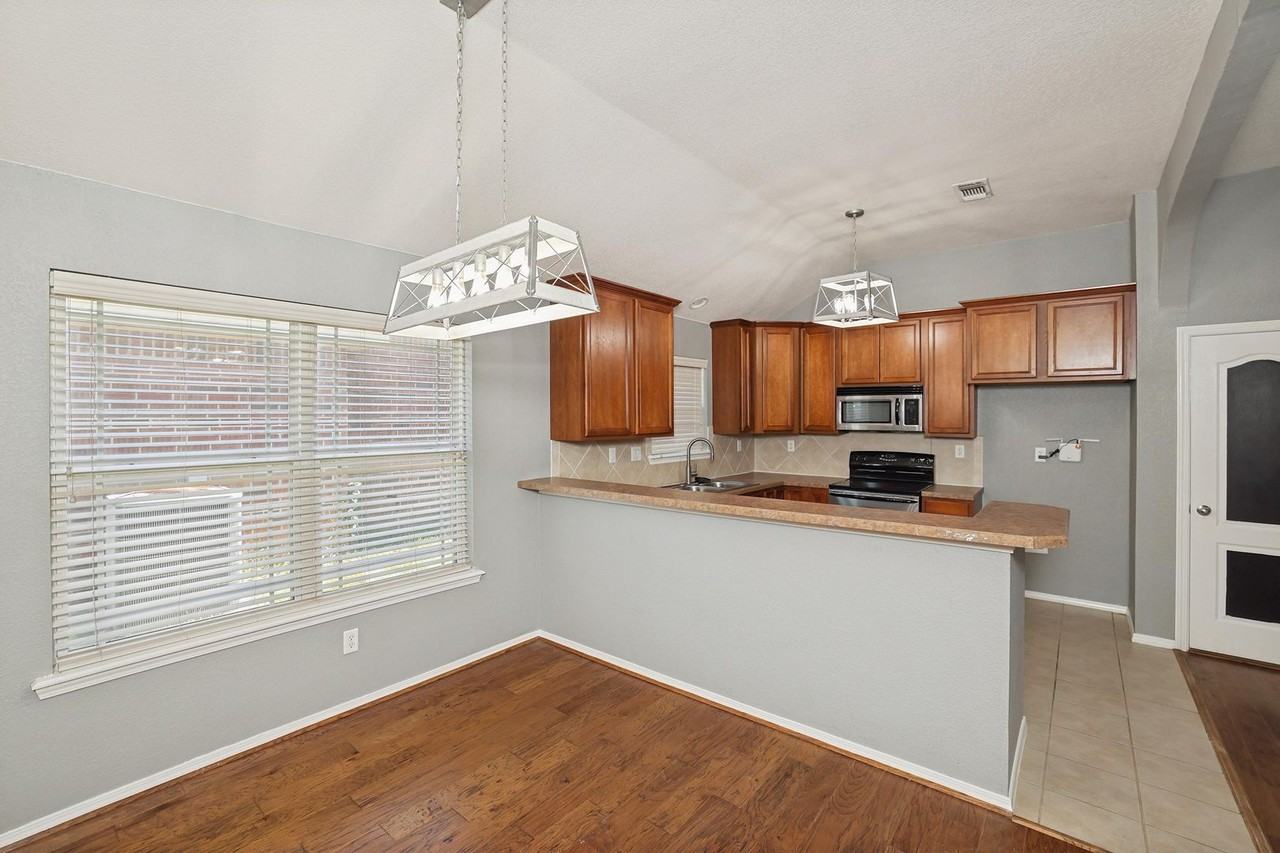 1418 Sw 61st Ave - Photo 6 of 36