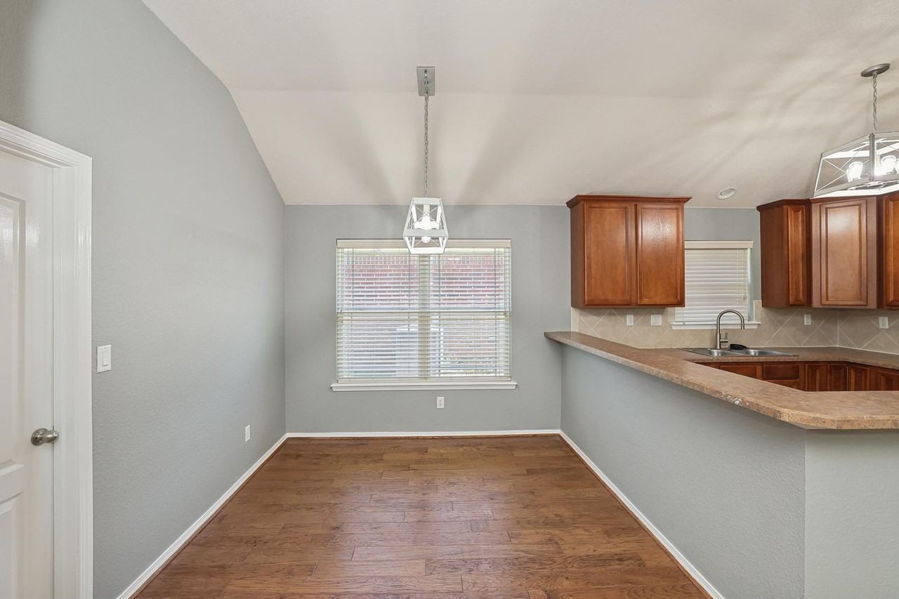 1418 Sw 61st Ave - Photo 7 of 36