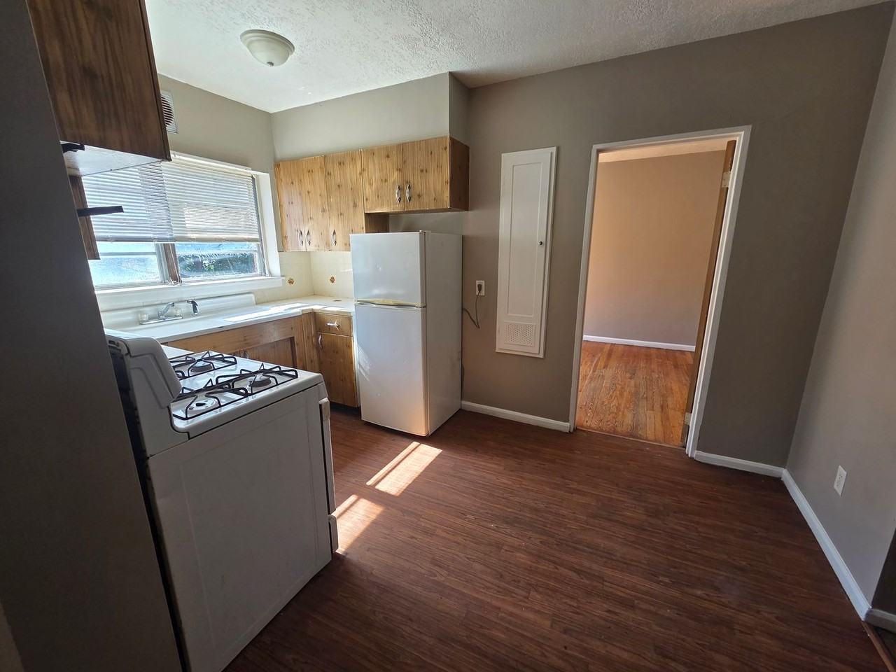 705 W 14th St - Photo 2 of 12