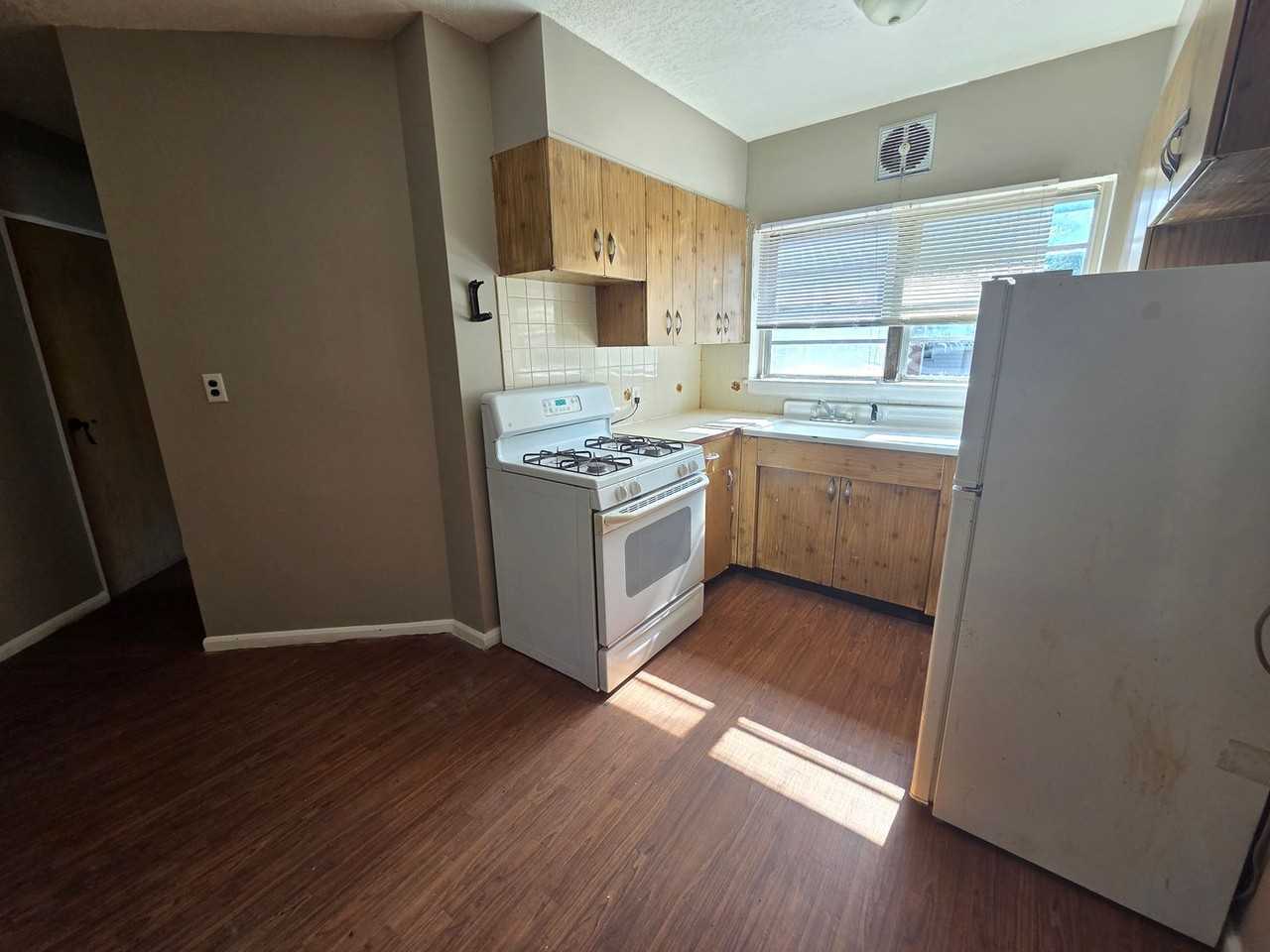 705 W 14th St - Photo 3 of 12