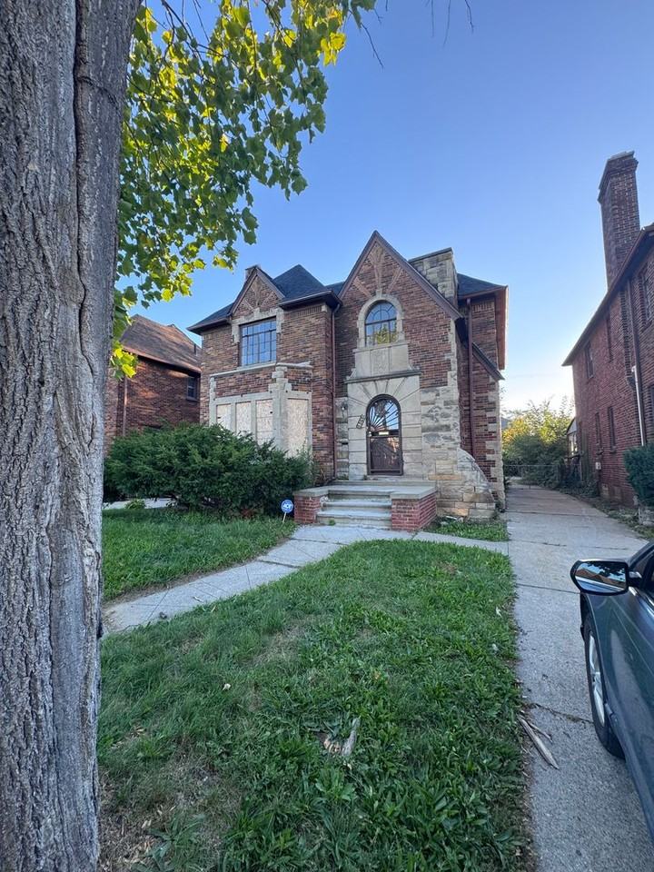 18050 Kentucky St - Photo 2 of 17