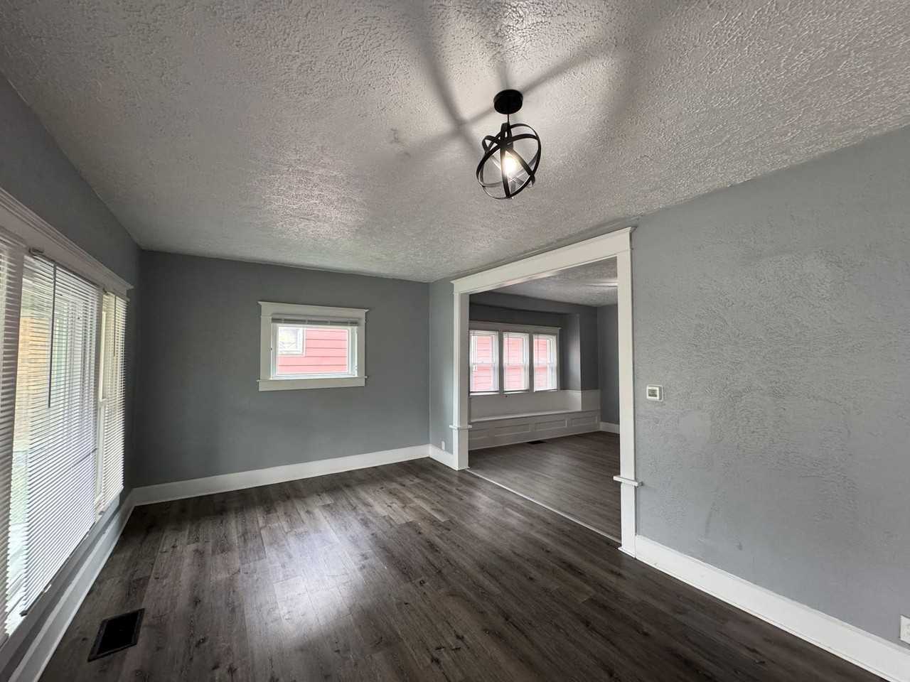 551 N Parker Ave - Photo 2 of 37