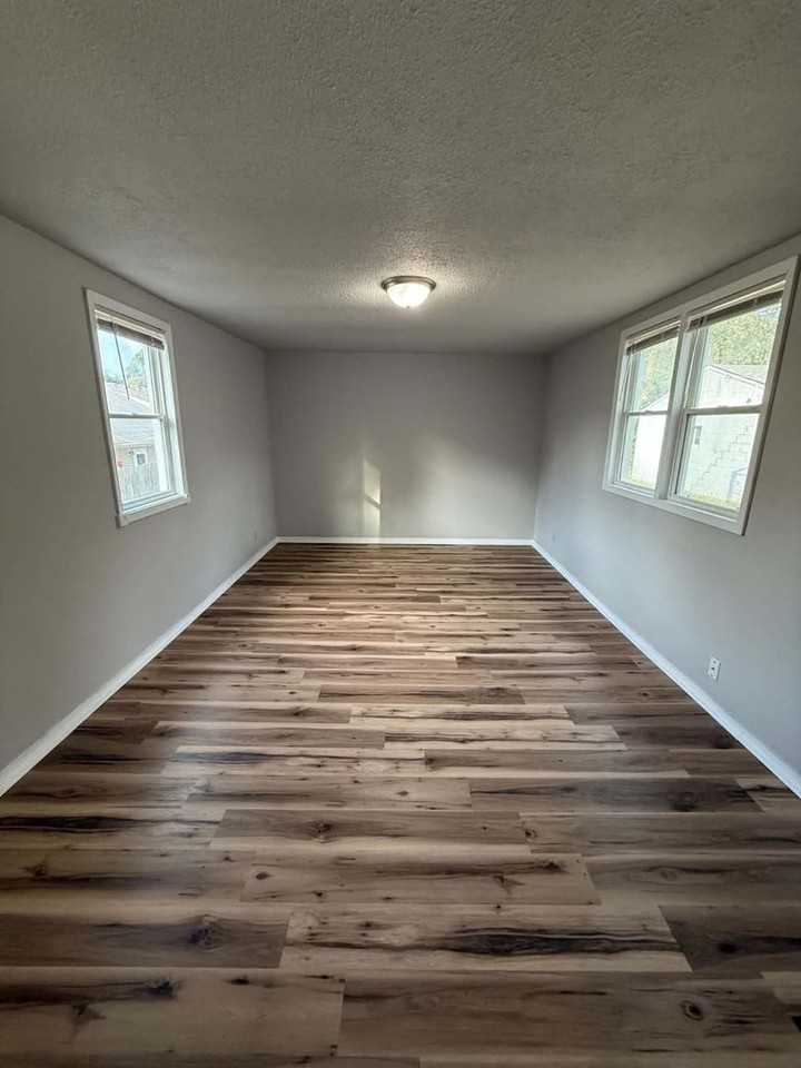 2504 S 28th St - Photo 5 of 13