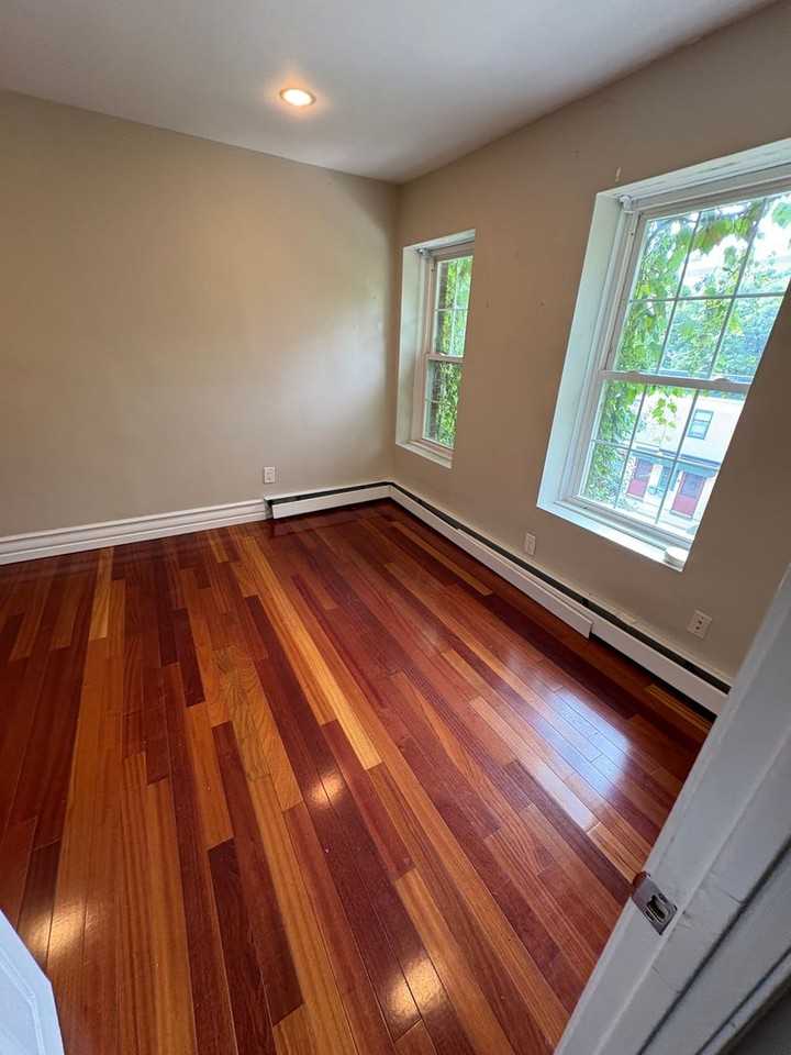 35 Warwick St - Photo 2 of 9