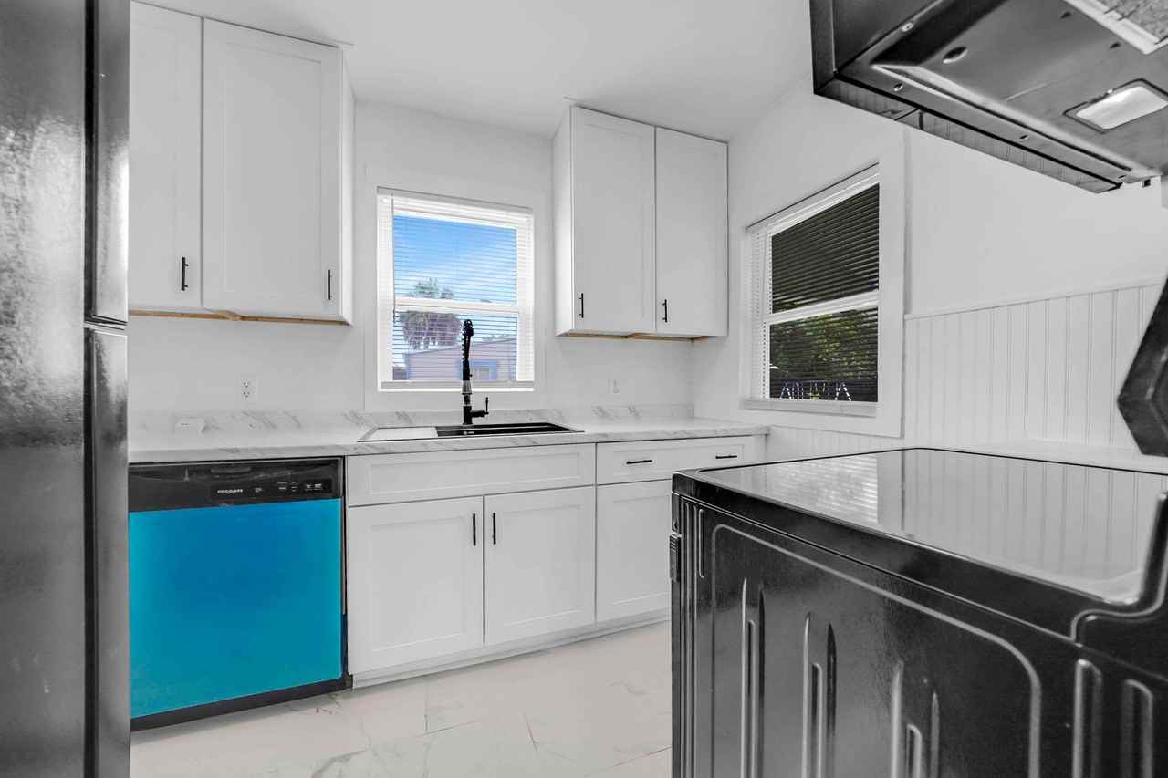 735 Sheffield Ave - Photo 4 of 32