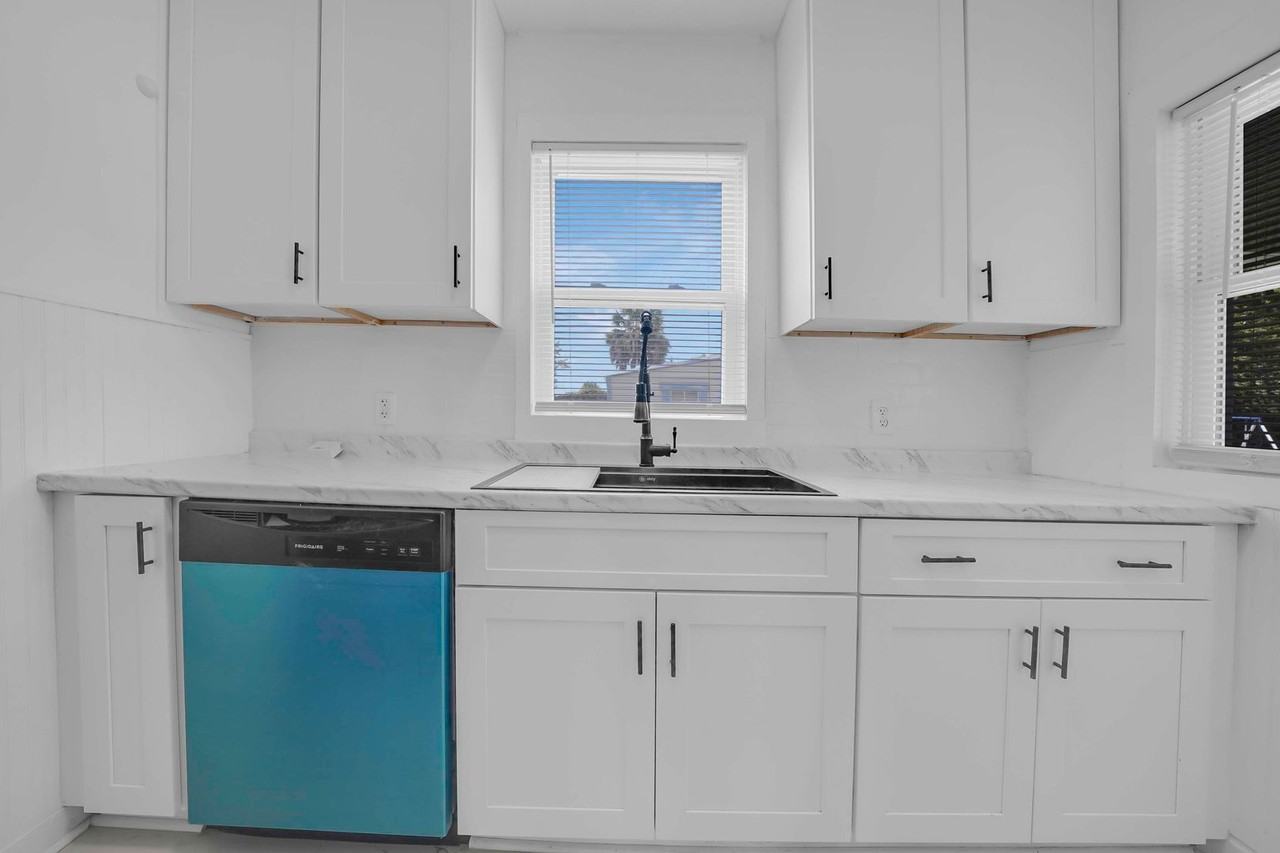735 Sheffield Ave - Photo 7 of 32