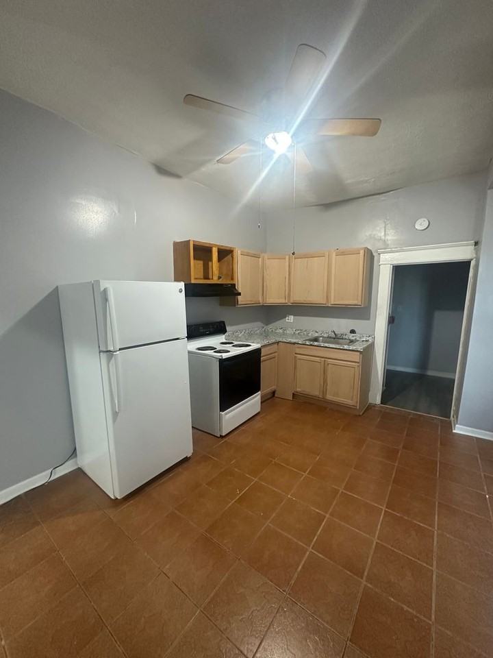 4522 North  Broad Street - Photo 4 of 14