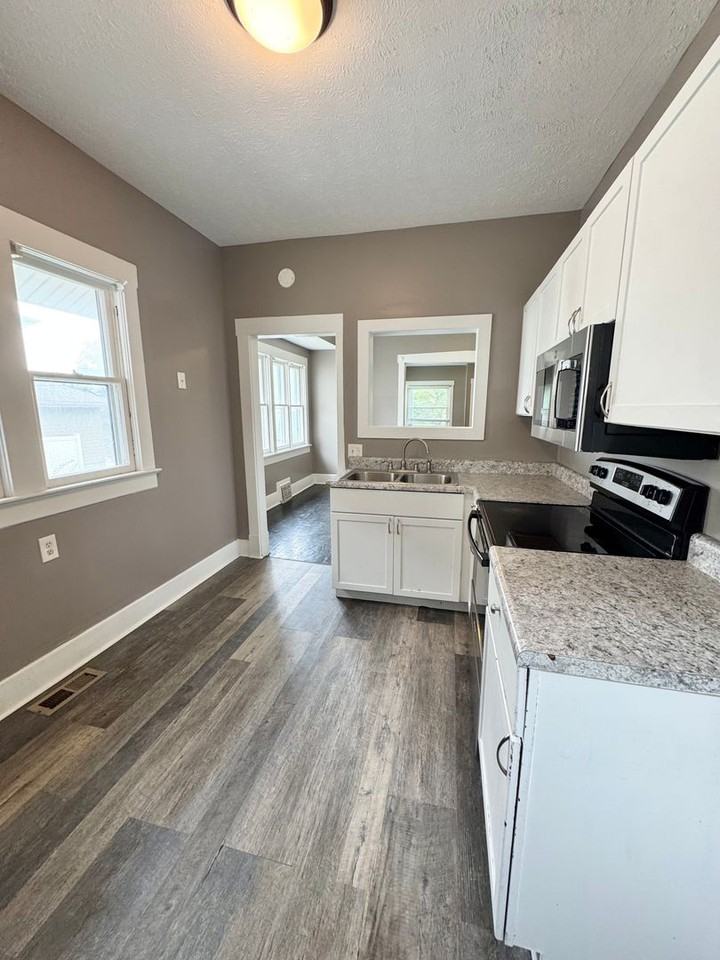 5148 Dodge St - Photo 5 of 12