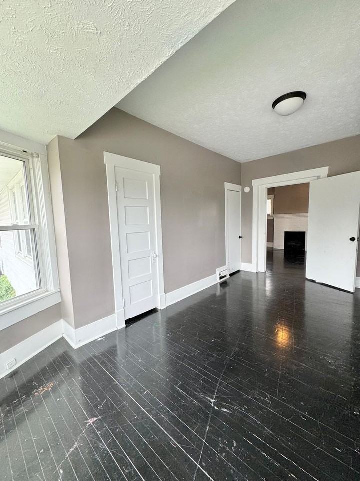 5148 Dodge St - Photo 7 of 12
