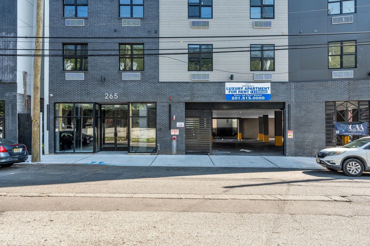 265 Marshall St - Photo 4 of 24