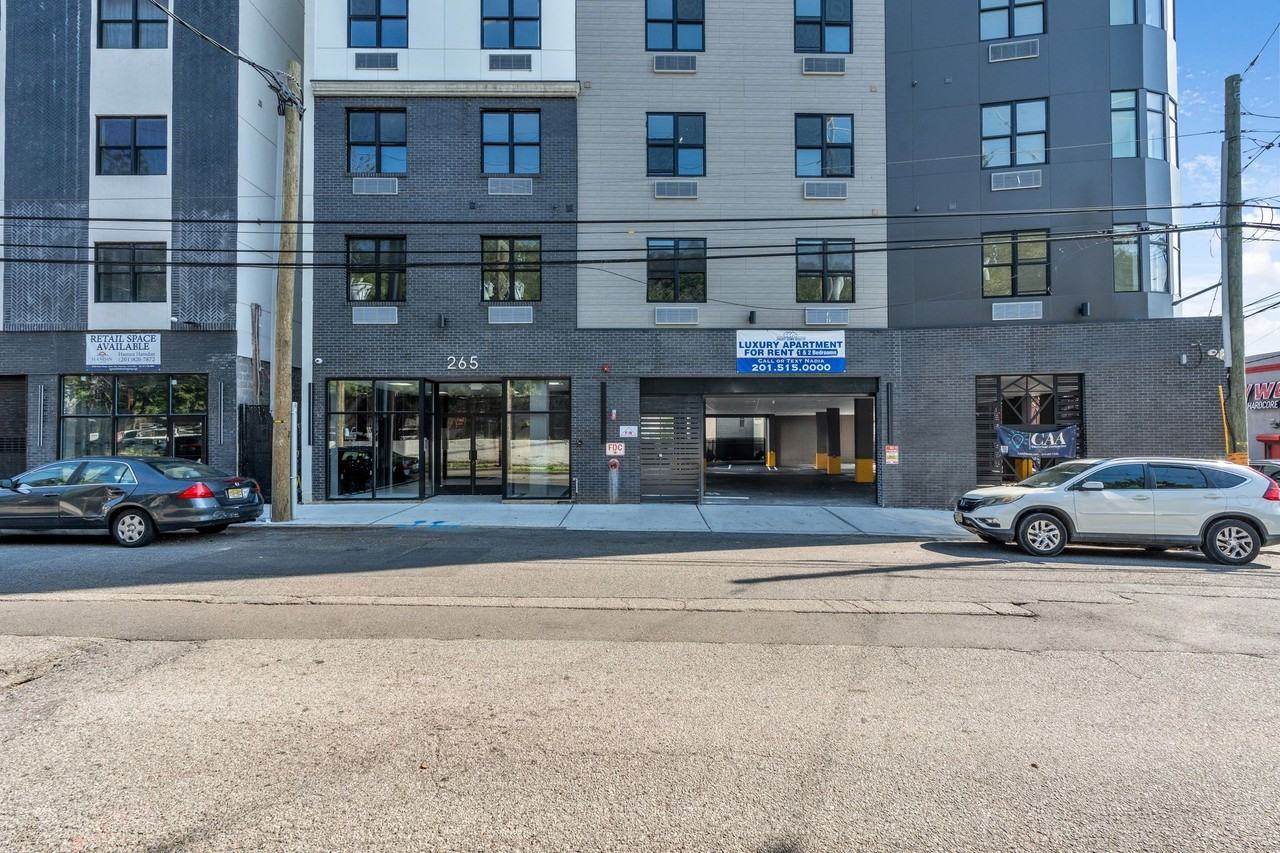 265 Marshall St - Photo 5 of 24