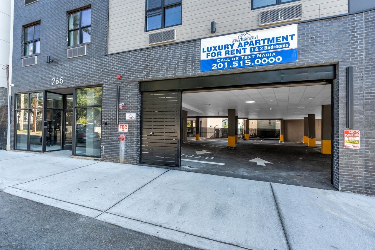 265 Marshall St - Photo 6 of 24