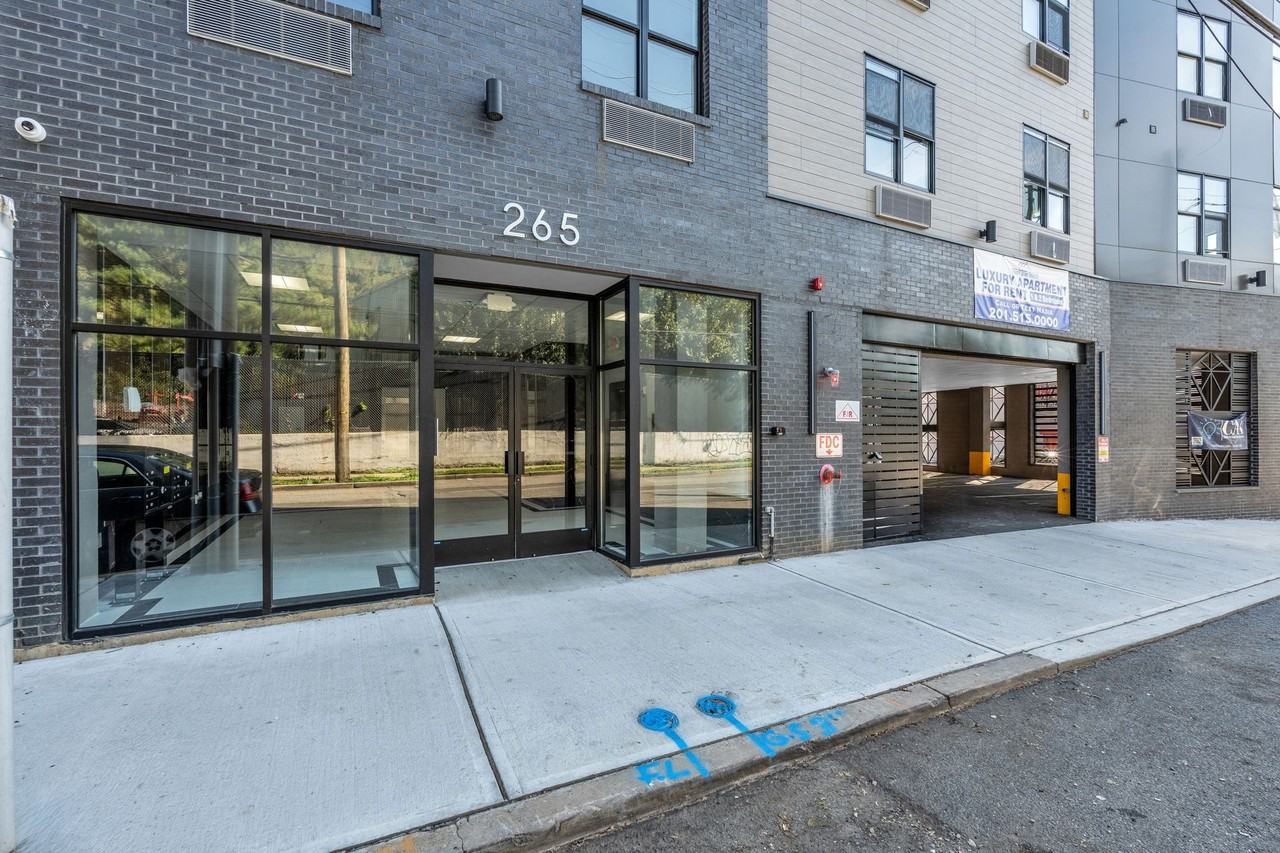 265 Marshall St - Photo 7 of 24