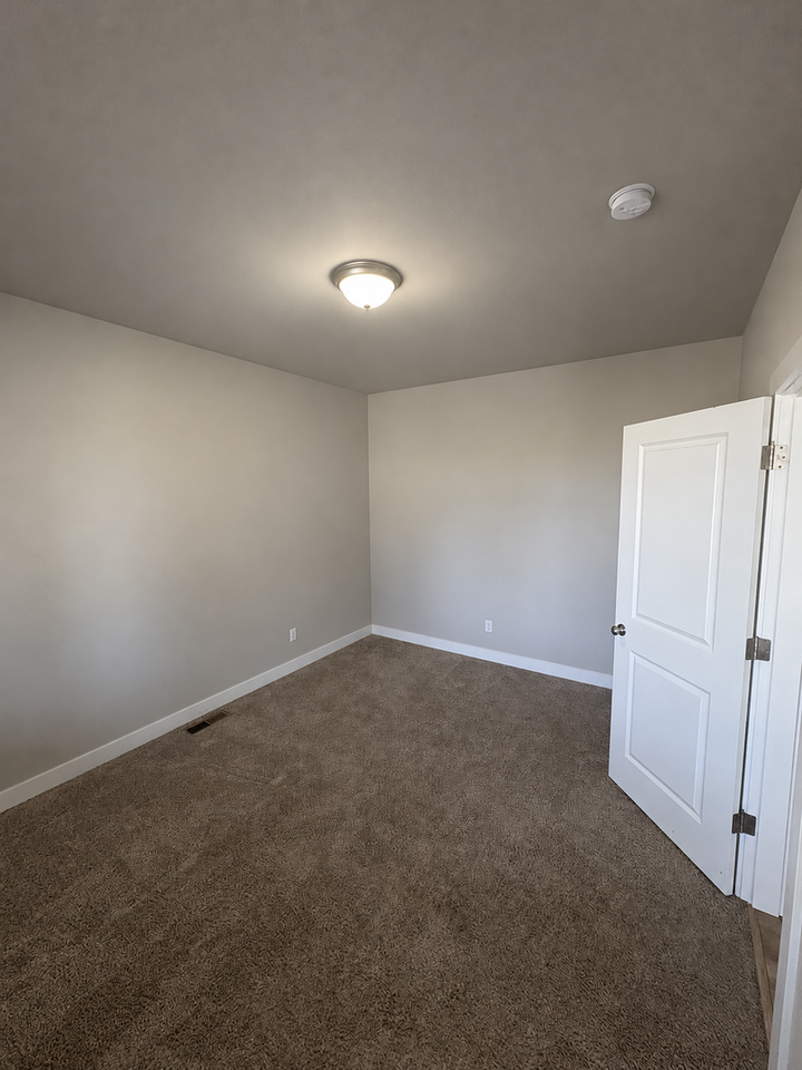 15415 Coles Ct Se - Photo 4 of 32