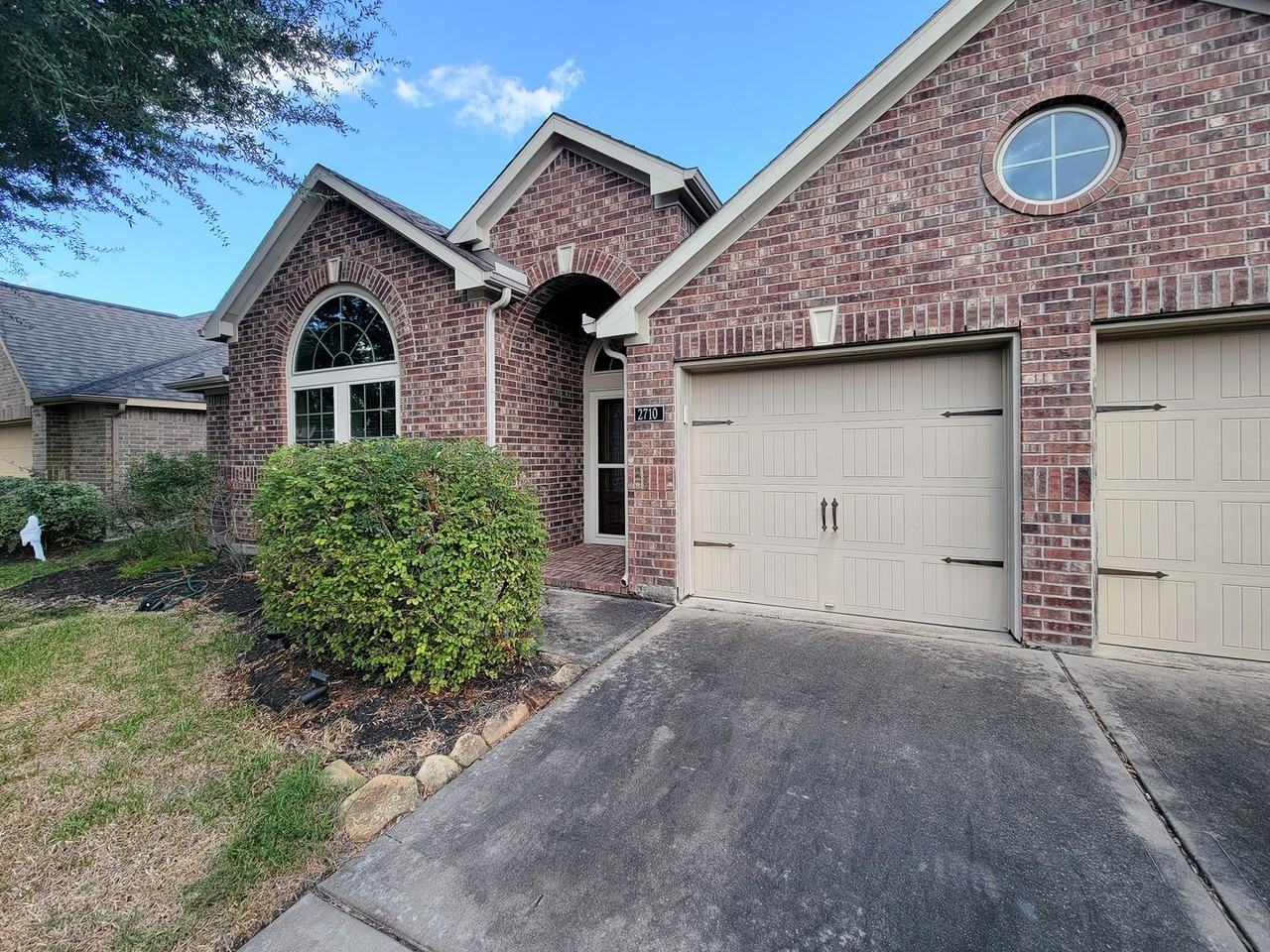 2710 Bamboo Ln - Photo 2 of 47