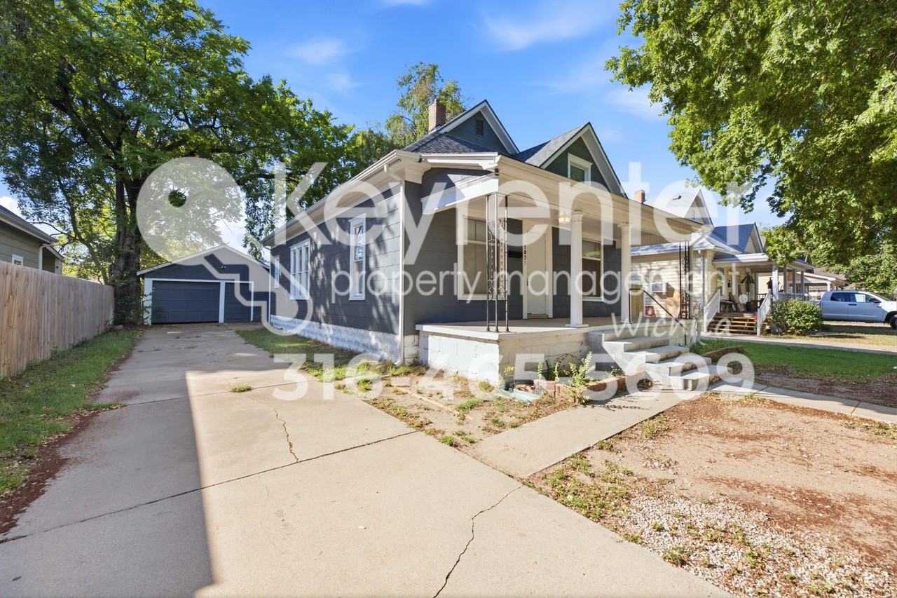 2035 N Park Pl - Photo 2 of 14