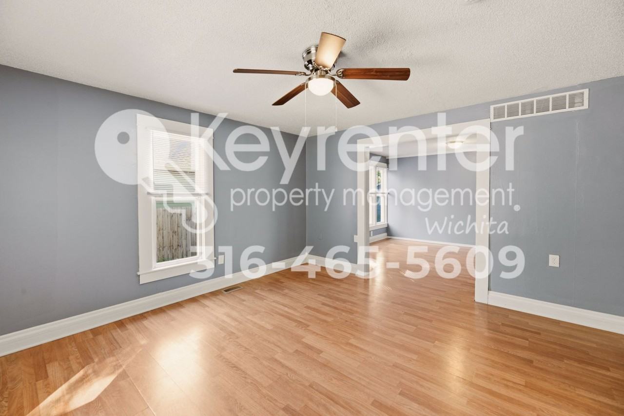 2035 N Park Pl - Photo 3 of 14