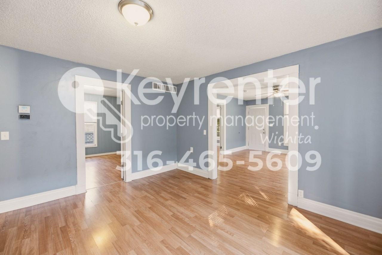 2035 N Park Pl - Photo 4 of 14