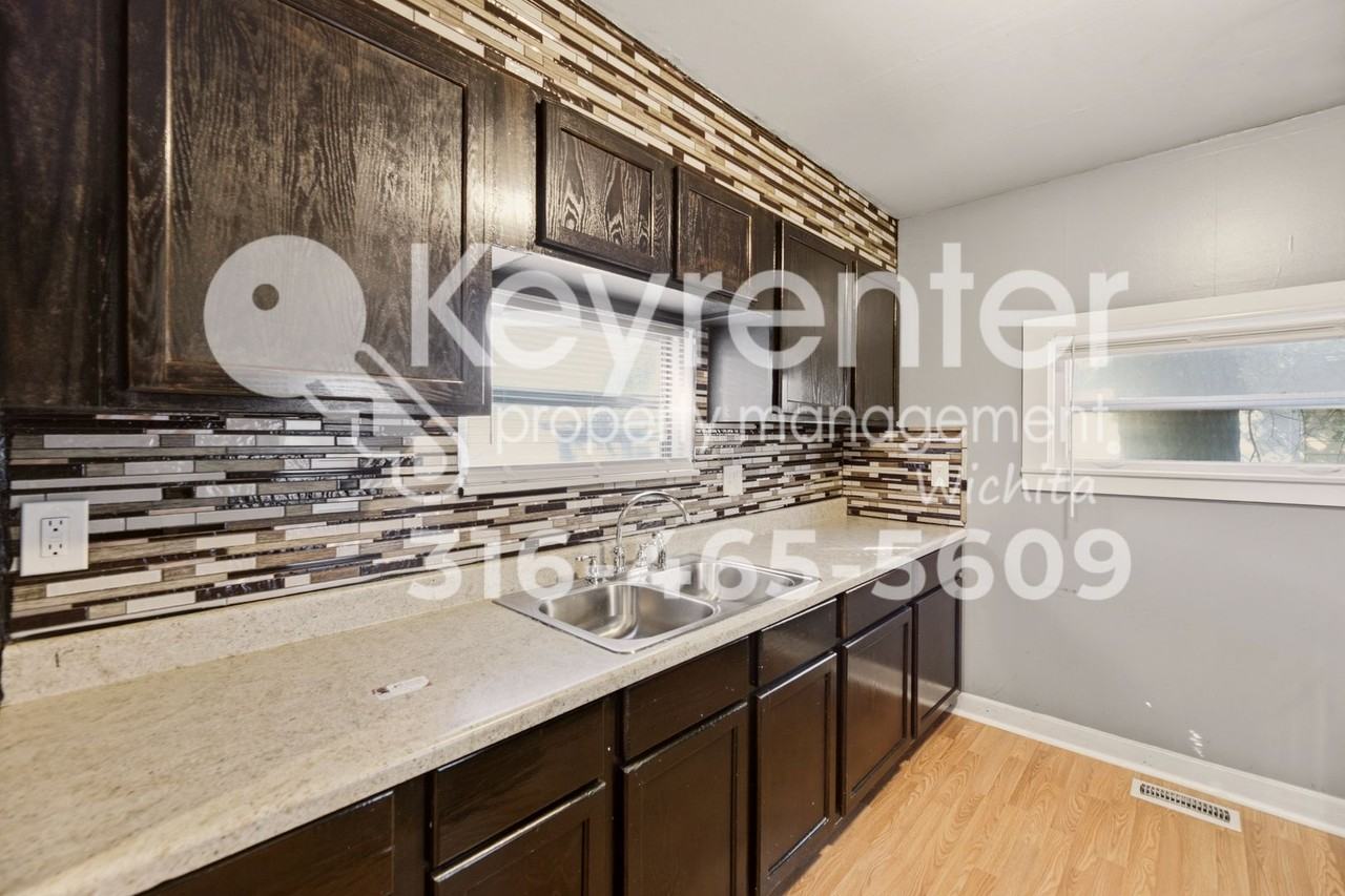 2035 N Park Pl - Photo 5 of 14