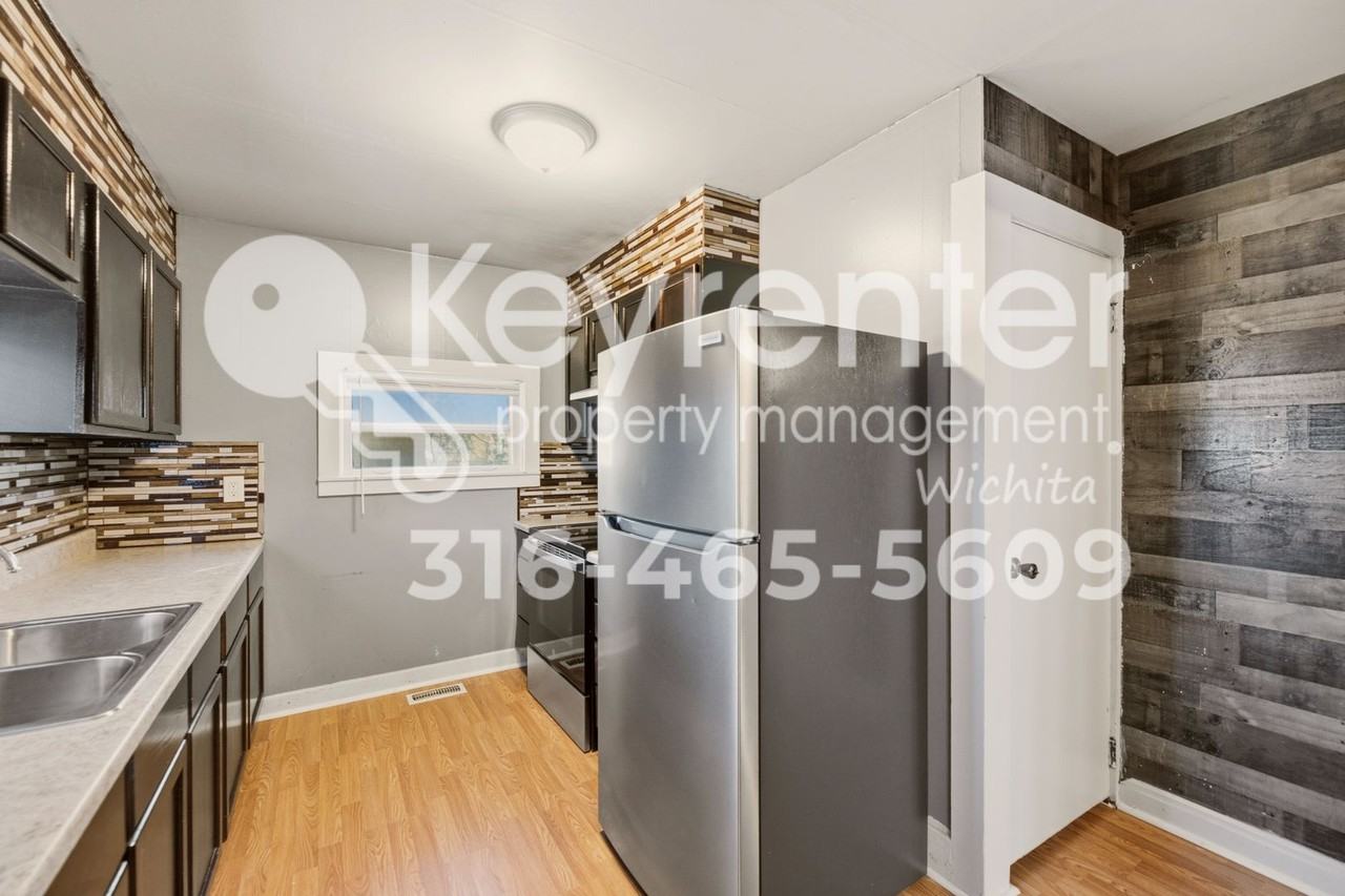 2035 N Park Pl - Photo 6 of 14