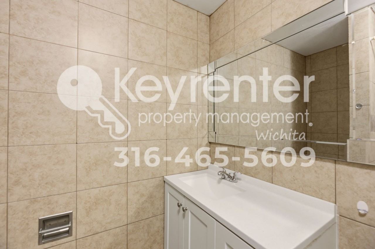 2035 N Park Pl - Photo 7 of 14
