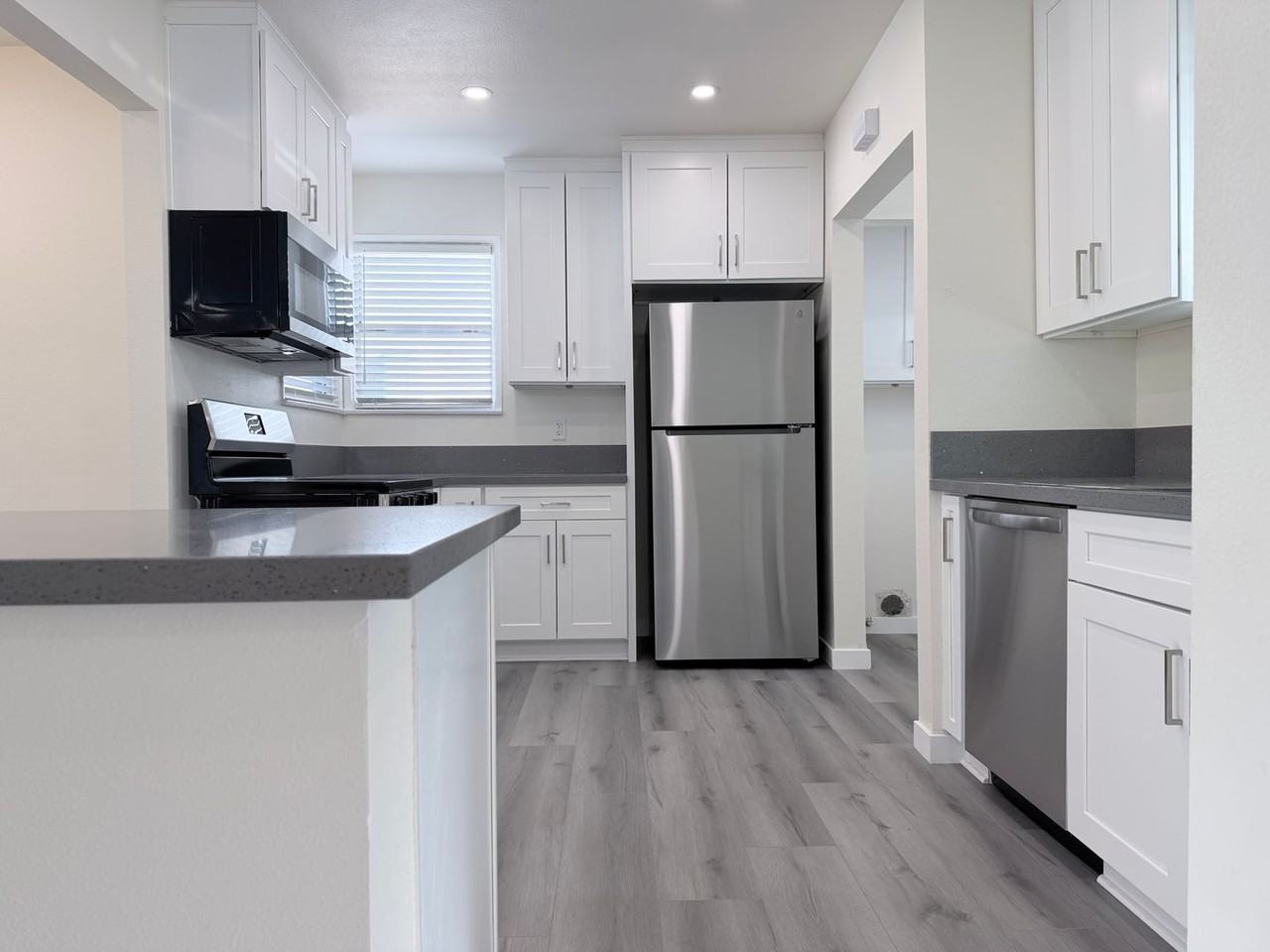 6459 Forbes Ave - Photo 4 of 34