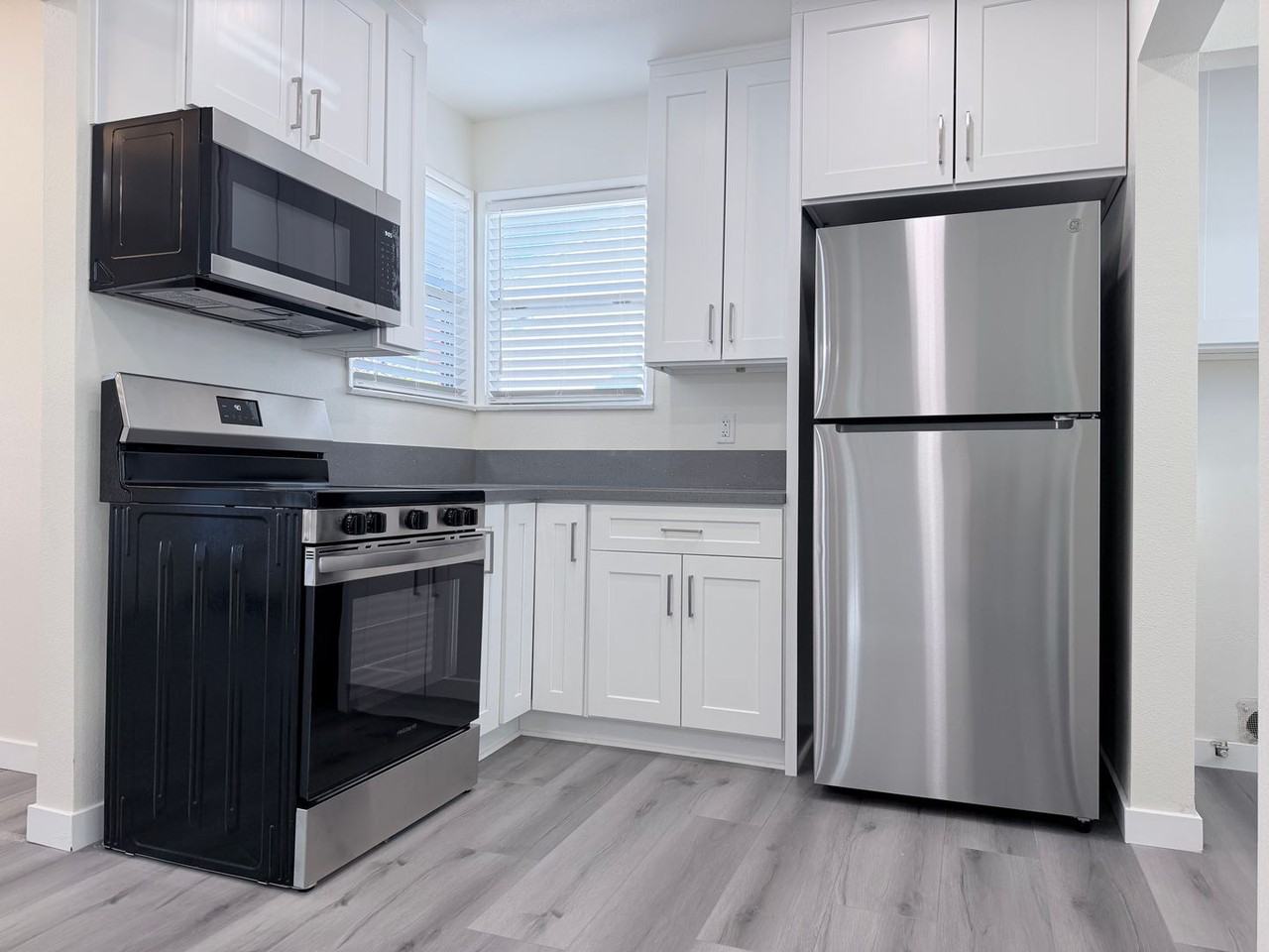 6459 Forbes Ave - Photo 6 of 34