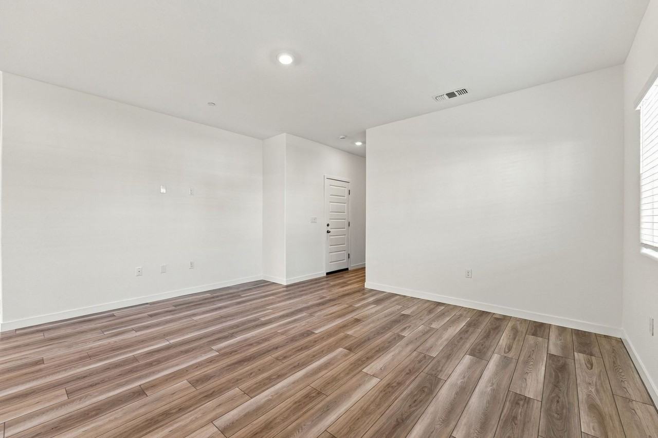 12661 Hereford Ave - Photo 7 of 43