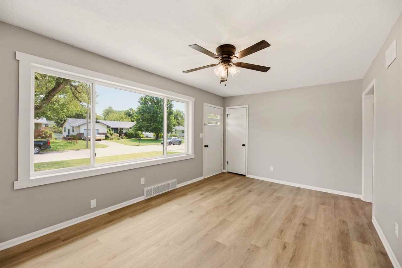 1425 N Georgie Ave - Photo 4 of 32