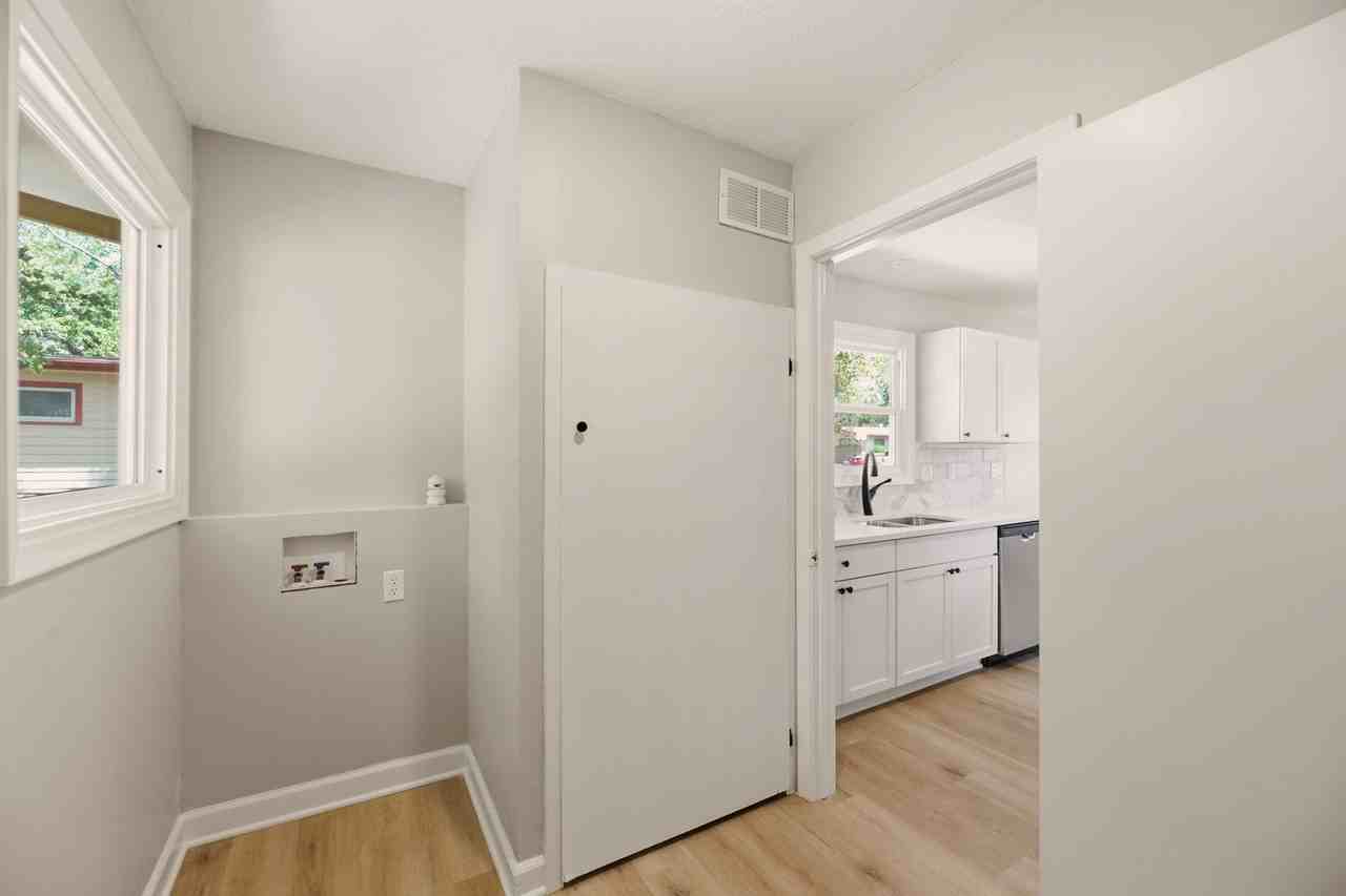 1425 N Georgie Ave - Photo 7 of 32