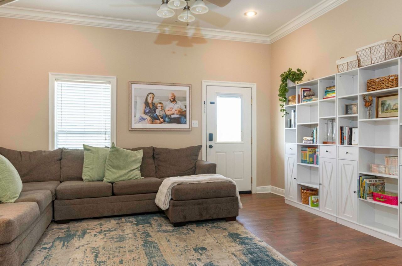 1402 Breaux Rd - Photo 2 of 13