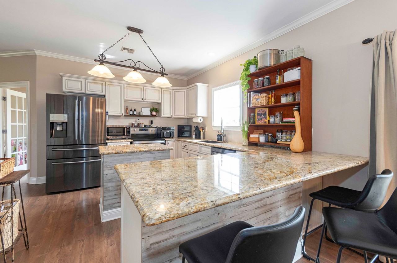 1402 Breaux Rd - Photo 4 of 13
