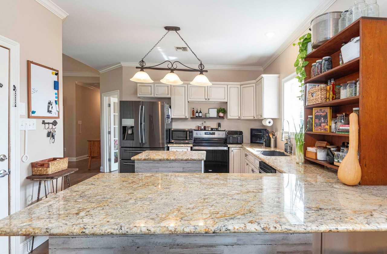 1402 Breaux Rd - Photo 5 of 13