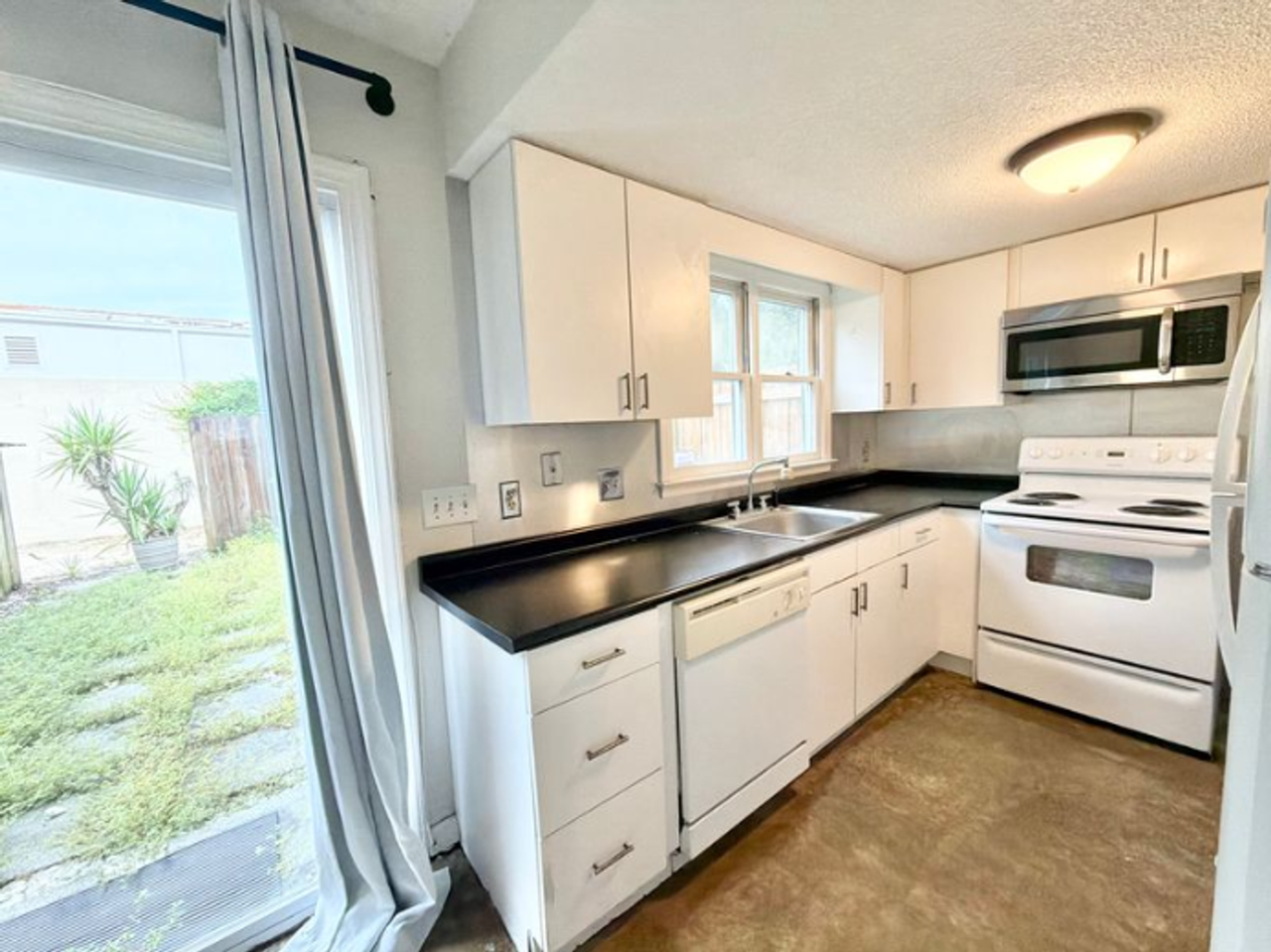 6501 Habersham St #14 - Photo 6 of 16