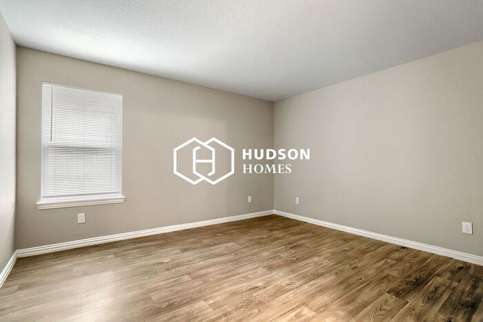 8118 Chateau St - Photo 6 of 13