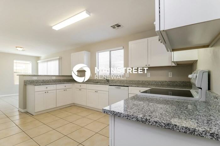 6324 W Winslow Ave - Photo 6 of 17