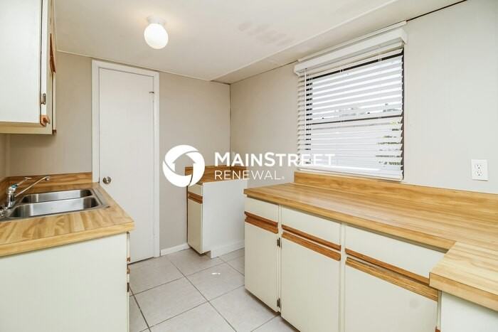 384 Kingsley Dr - Photo 5 of 16