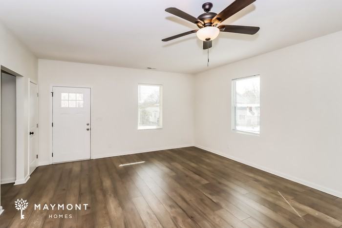 402 Lakewood Ave - Photo 2 of 15