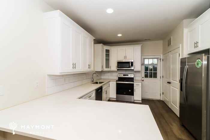 402 Lakewood Ave - Photo 4 of 15