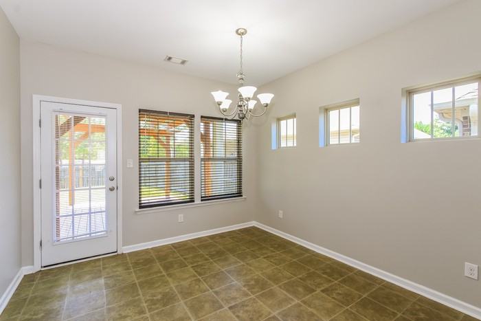 755 Chinaberry Ct - Photo 6 of 12