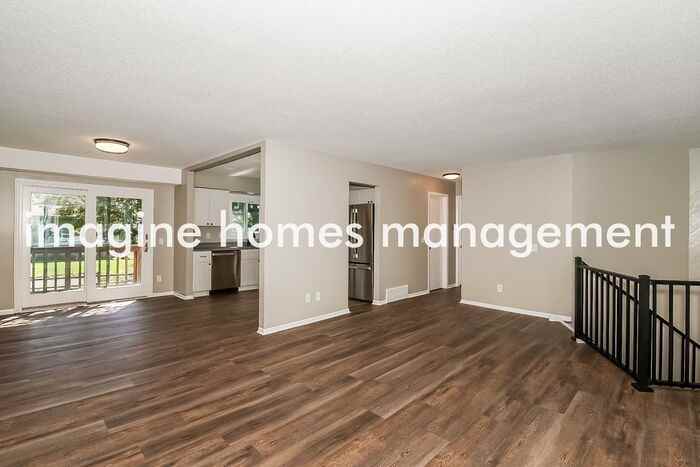 7908 Louisiana Ave N - Photo 4 of 19