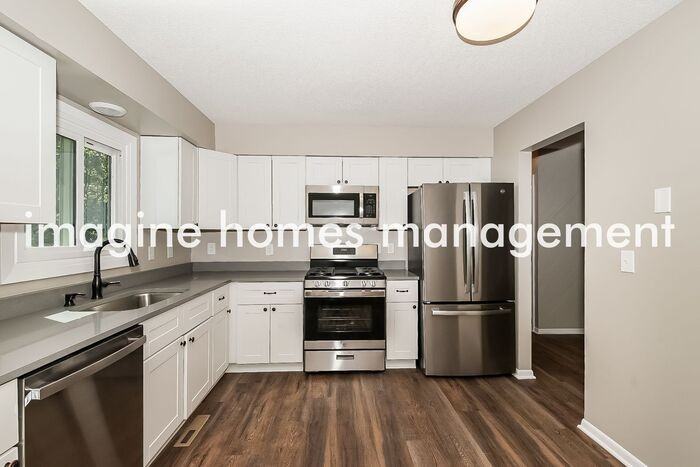 7908 Louisiana Ave N - Photo 6 of 19